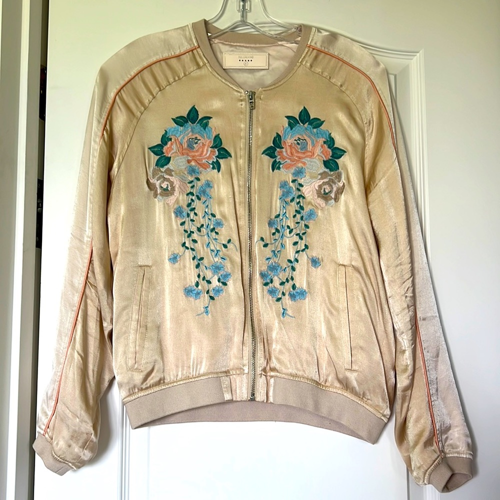 Silky feeling light jacket